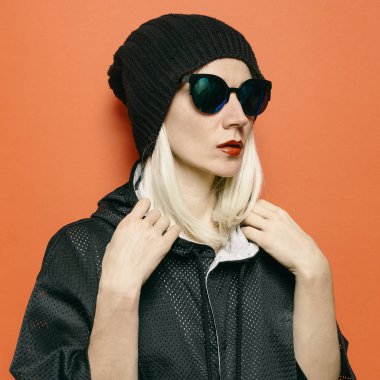 Hipster sarışın Model Swag Tomboy tarzı. Bere şapka.