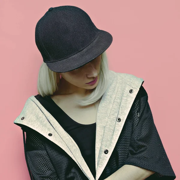 Hip Hop tjej blond Tomboy cap och snygga kläder Urban stil S — Stockfoto