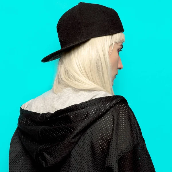 Хіп-хоп дівчина в кепці Урбан Стиль Swag — стокове фото