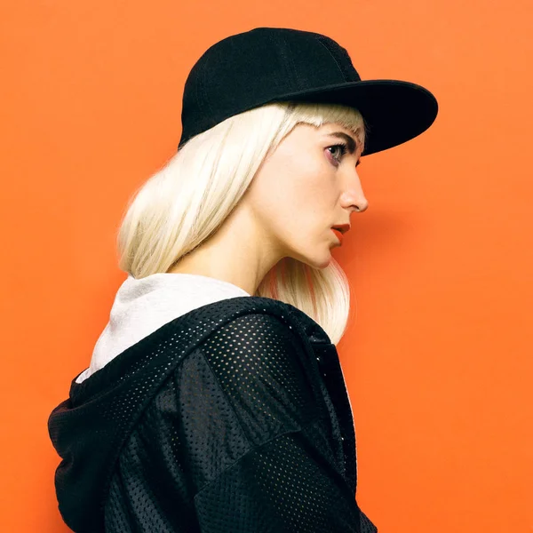 힙합 힙합 소녀 금발의 모자와 세련 된 옷 도시 스타일 장식 — 스톡 사진