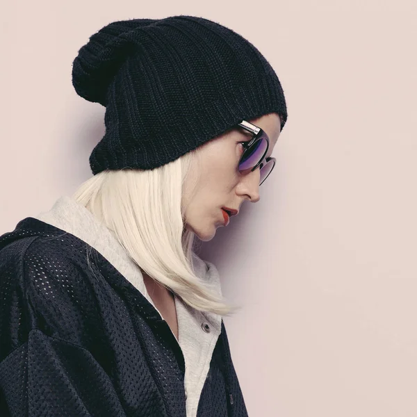 Czapka zimowa moda Swag dziewczyna. Efektowne okulary. Urban jesień zima — Zdjęcie stockowe