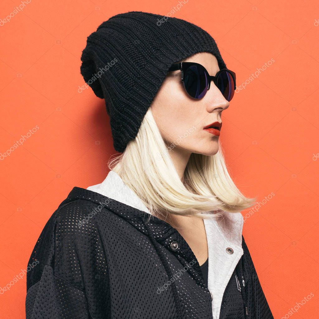 Bonnet hipster Blonde Girl fashion. Lunettes de soleil glamours. Automne hiver saison Style noir \u2014 Image de Porechenskaya
