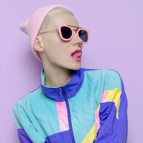 Гламурная блондинка в модной шапочке и розовых очках Вани — стоковое фото