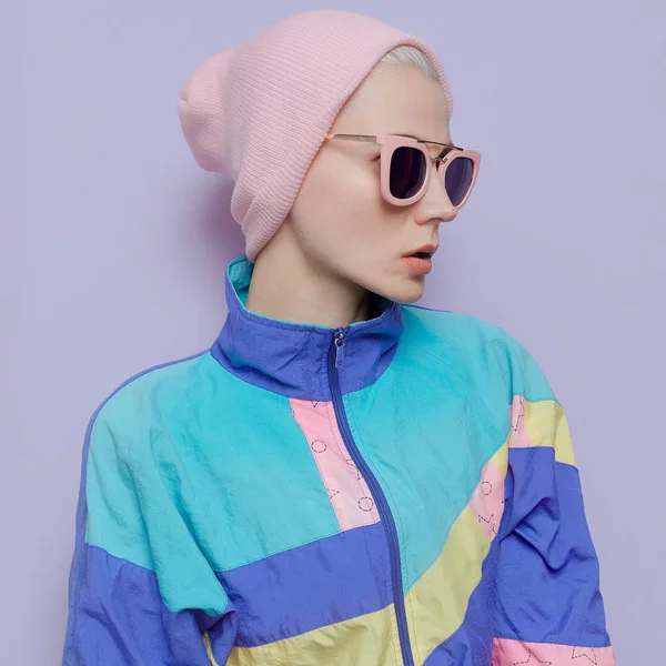 Tomboy loira na moda chapéu gorro e rosa óculos baunilha — Fotografia de Stock