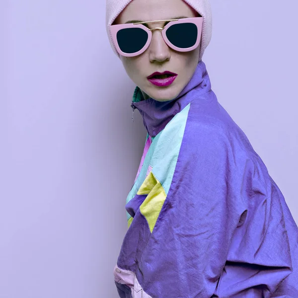 Fluorescerande Lady hipster stil mode mössa och rosa glasögon — Stockfoto