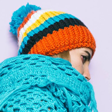 Kız Pom pom şapka ve örme eşarp. Sıcak moda aksesuarları