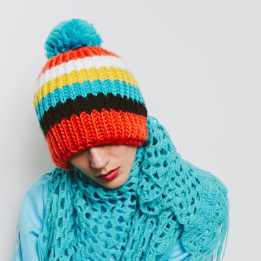  Kız Pom pom şapka ve örme eşarp. Sıcak moda aksesuarları