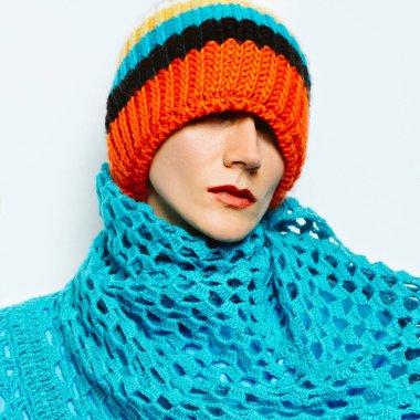  Kız bere şapka ve örme eşarp. Sıcak moda aksesuarları