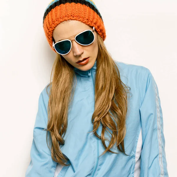 Brunette Beanie hat and stylish sunglasses. Warm autumn winter — Stock Photo, Image
