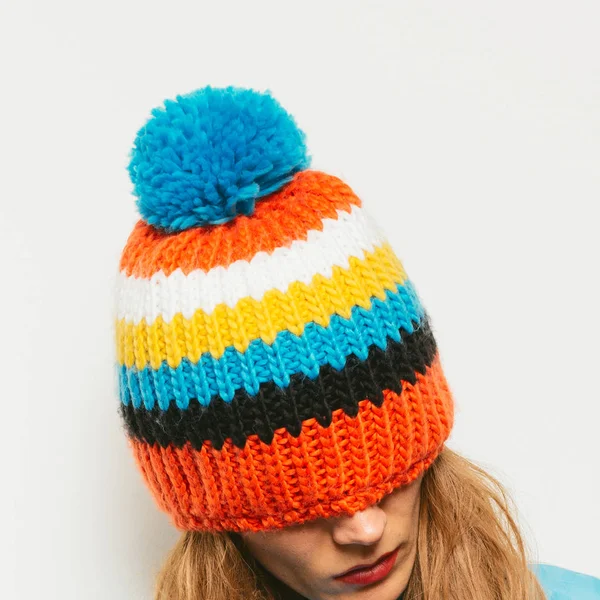 Stilig brunette i en strikket hatt med pompon Snowboard-mote – stockfoto