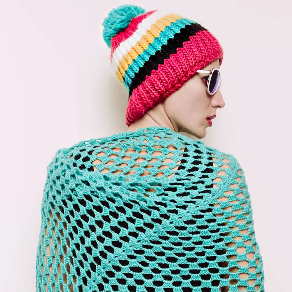 Élégante fille hipster dans un chapeau tricoté avec pompon et une sca bleue — Photo