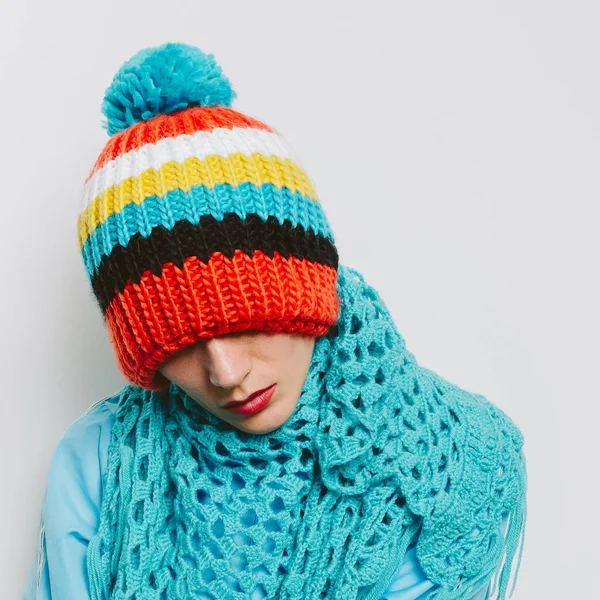  Kız Pom pom şapka ve örme eşarp. Sıcak moda aksesuarları