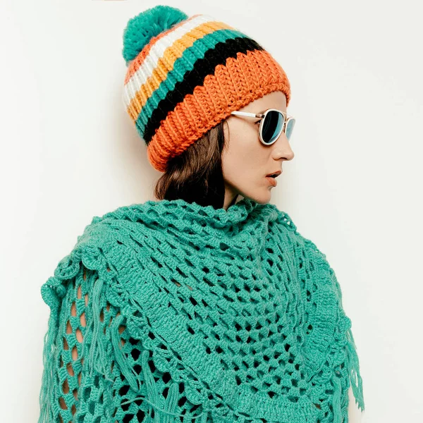 Bruna ragazza Pom pom cappello e sciarpa lavorata a maglia. Occhiali da sole eleganti . — Foto Stock