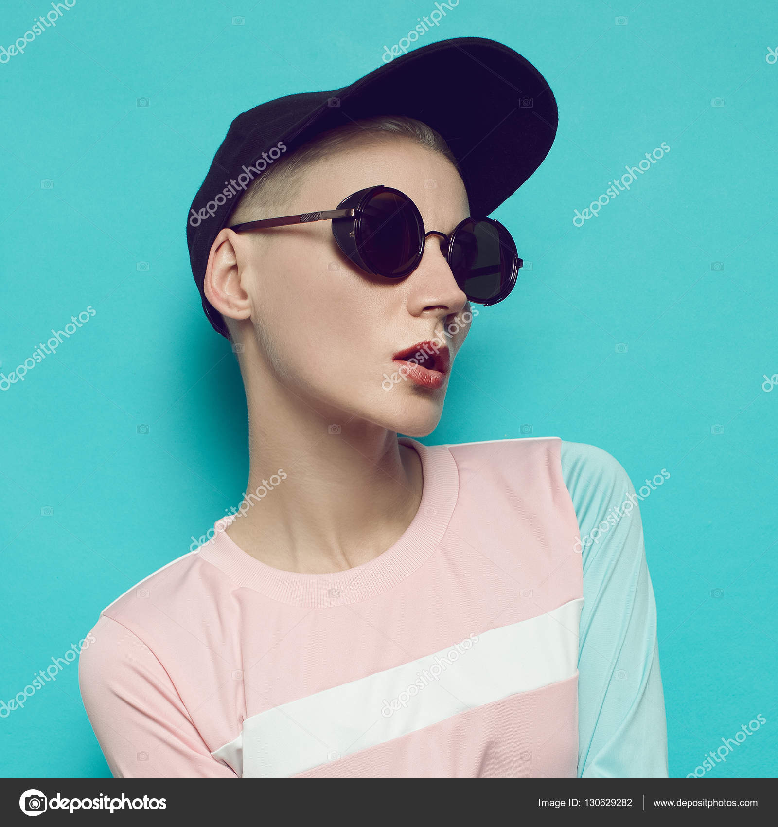 Menina hipster elegante sorrindo na rua ensolarada no fundo da parede de  madeira. Retrato da menina boho na roupa fria e óculos de sol posando na  luz do sol e na sombra., image size:1600x1700