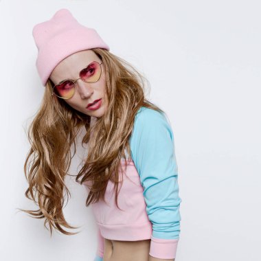 Güzel esmer modeli. Sonbahar - Bahar Moda kıyafet. hipster tr