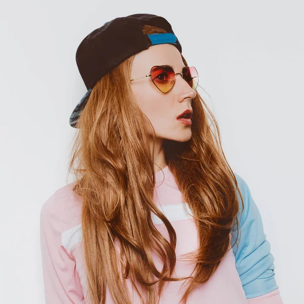 Hipster teen brunette girl skateboard style b-boy cap, beauty hi — Stock Photo, Image