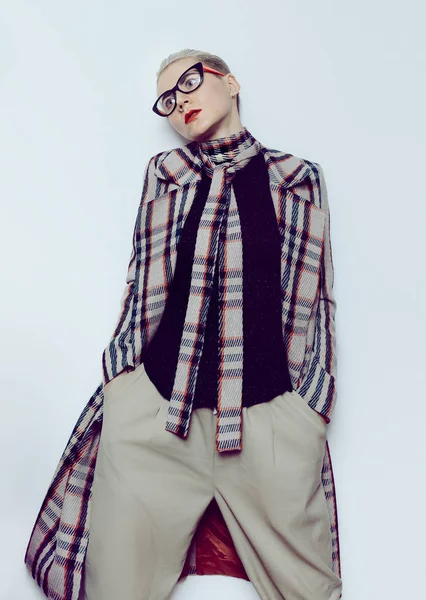 Vintage Fashion Lady's checkered coat. Checkered Trend Fall Wint — Stock Photo, Image