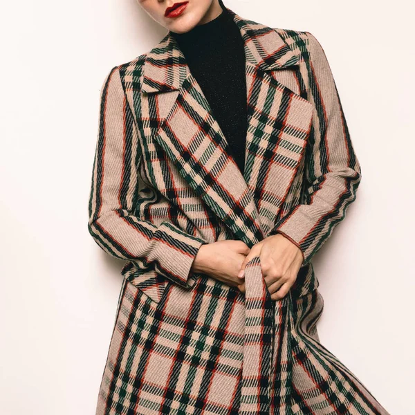 Conceito de beleza e moda. Senhora vintage em casaco xadrez. Chec. — Fotografia de Stock