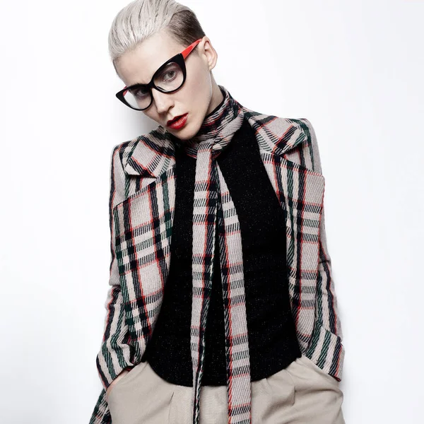 ヴィンテージ ファッション女性。チェックのコートとスタイリッシュなアイウェア。Glam ret します。 — ストック写真