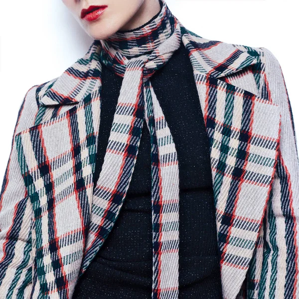 ヴィンテージ ファッション女性。チェックのコートでスタイリッシュな。レトロなスタイルのグラム — ストック写真