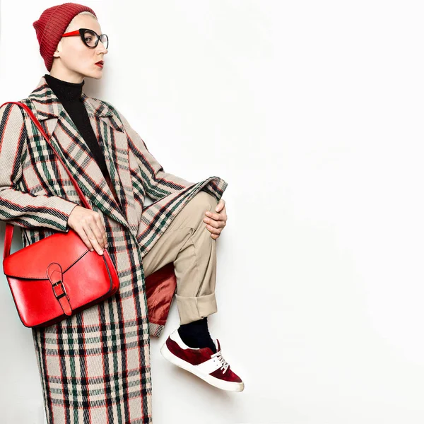 Gadis hipster muda gaya mahasiswa trendy checkered mantel dan beani — Stok Foto