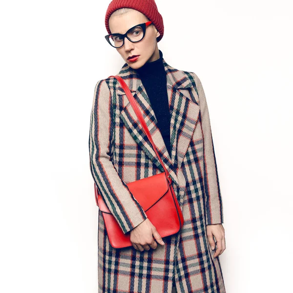 E 'ora di studiare l'hipster. Bella ragazza in elegante cappotto vintage e fash — Foto Stock