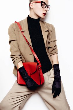 Vintage moda sarışın. Bej Klasik takım ve şık accessori