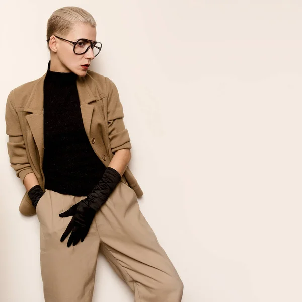 Vintage Fashion Lady. Beige classic suit and stylish eyewear. Gl — Stock Photo, Image