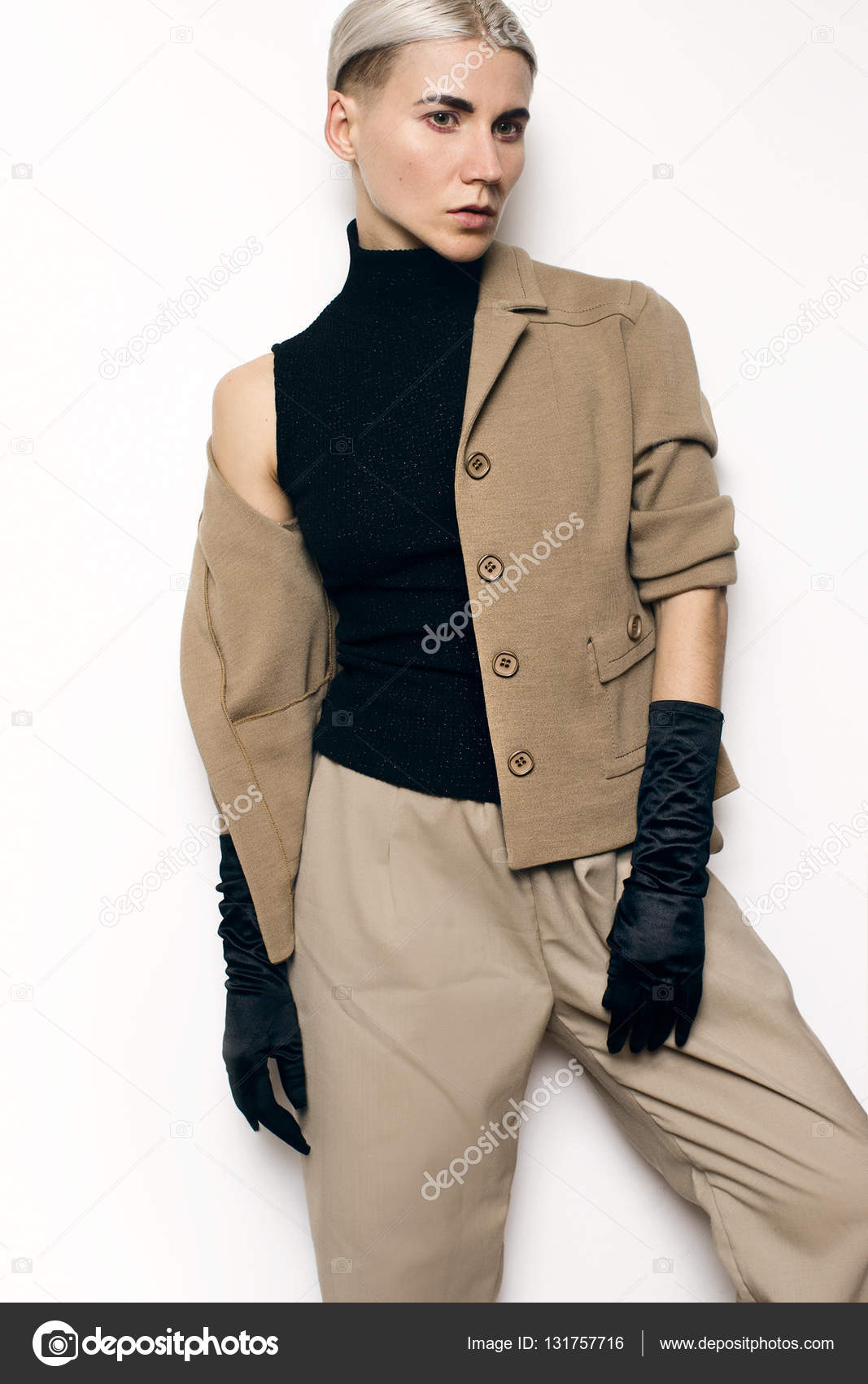 Vintage costume beige classique mode femme Blonde et élégante cheveux \u2014 Photo