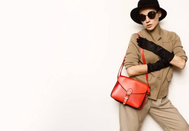 Vintage Moda Bayan bej klasik kostüm ve şık Accessori