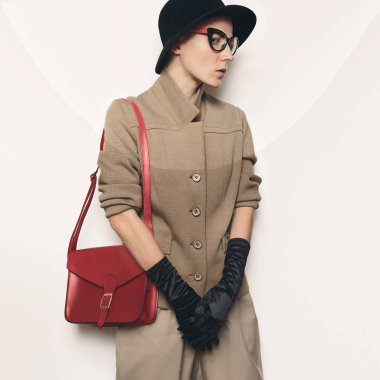 Vintage moda modeli bej klasik kostüm ve şık erişimci