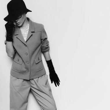 Siyah ve beyaz fotoğraf. Vintage Moda Bayan Klasik takım elbise ve arpacık