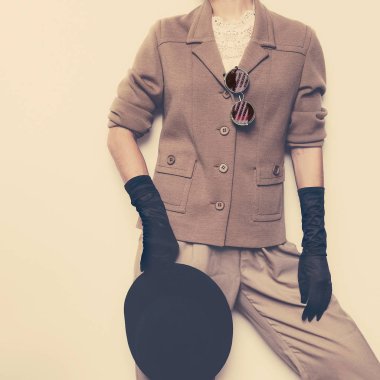 Vintage Moda Bayan Klasik takım elbise ve şık retro aksesuarları.