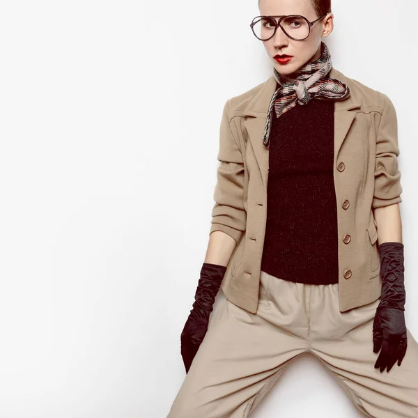 Vintage Fashion Woman Traje clásico beige y gafas con estilo. Gl. — Foto de Stock