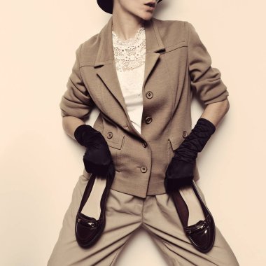 Vintage moda kadın. Bej klasik kostüm ve şık Accesso