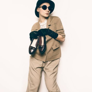 Komik Vintage moda Model. Bej klasik kostüm ve şık A