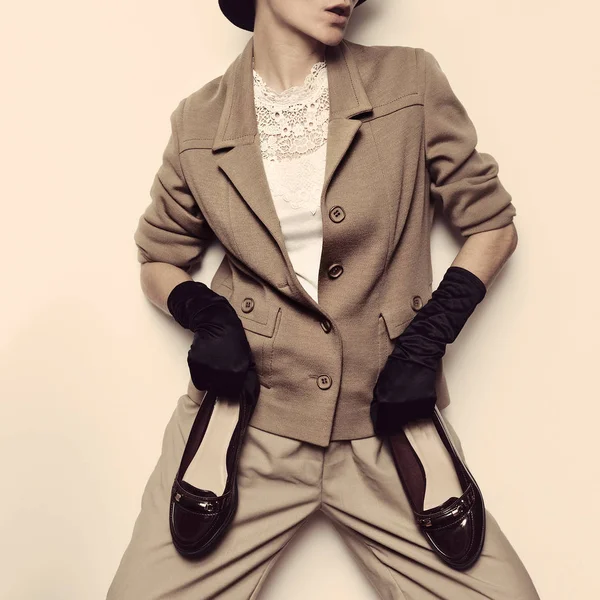 Vintage mode kvinna. Beige klassisk kostym och eleganta tillbehör — Stockfoto