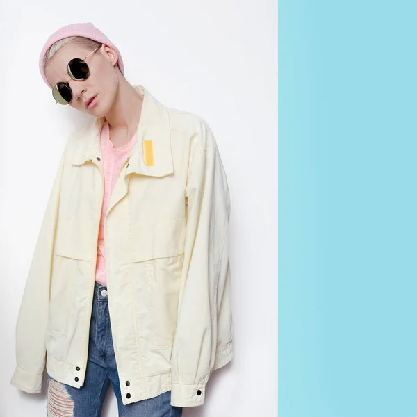 Chica hipster vainilla en chaquetas vintage y vaqueros estilo novio — Foto de Stock