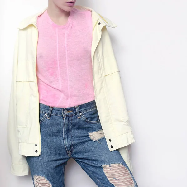 Chica Hipster en chaquetas vintage y vaqueros estilo novio Vintag — Foto de Stock