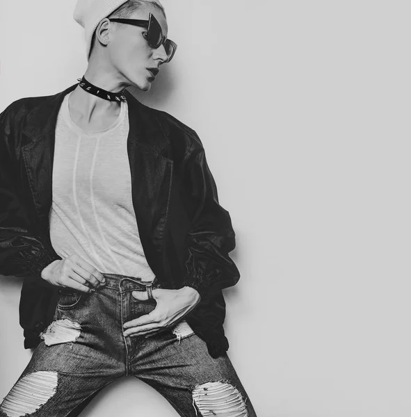 Svartvitt foto. Hipster modell snygg Urban Swag. Hösten — Stockfoto