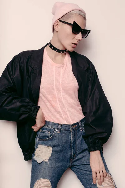 Yenilikçi Model şık kentsel yağma. Sonbahar kıyafeti. Gerdanlık. Bere 