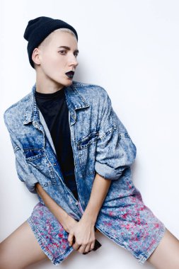 Denim moda. Moda kot gömlek. Şor ile şık sarışın