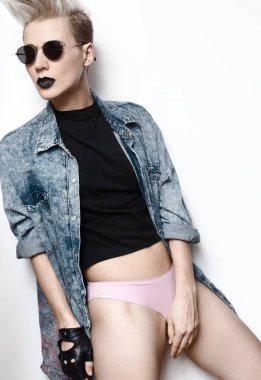 Mavi kot gömlek. Kısa saçlı şık sarışın kız. Eğilim mak