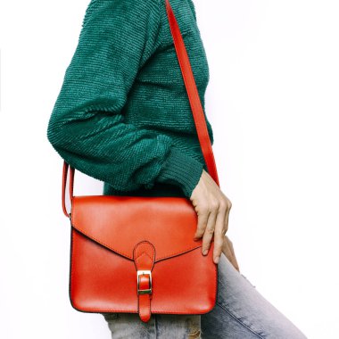 Şık bir görünüm. Trendy yeşil kazak ve kırmızı moda şık G çanta