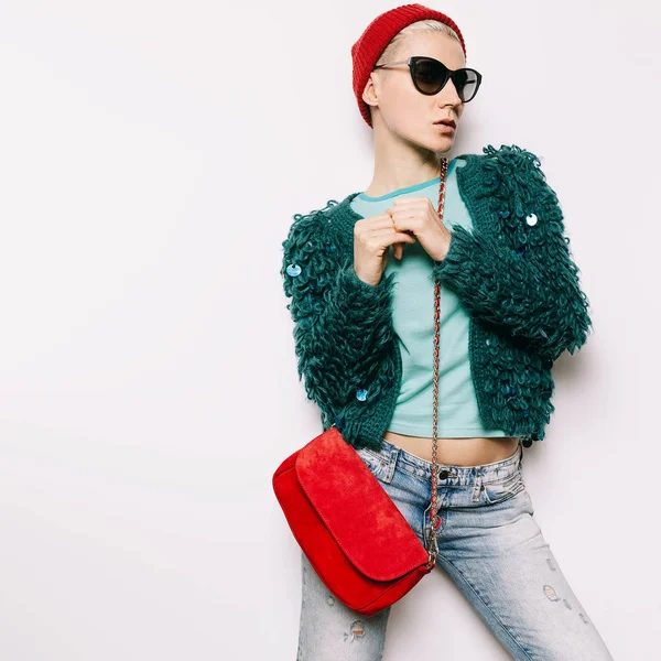 Hipster Girl Autumn Winter style trend. Fashionable knit coat an — Stock Photo, Image