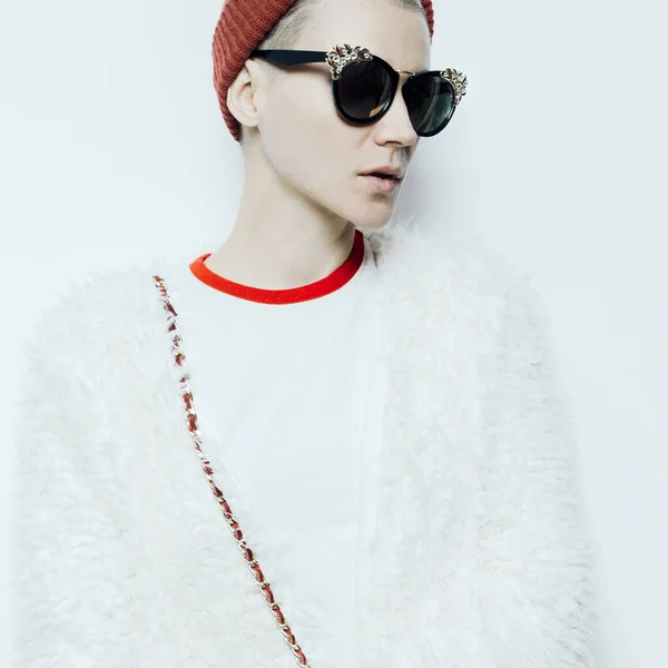 Hipster girl in glamor glasses. Autumn winter style trend. — Stock Photo, Image