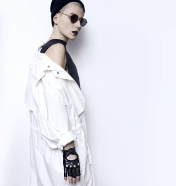 Bayan hippi. Beanie cap ve şık güneş gözlüğü. Vintage Glamour