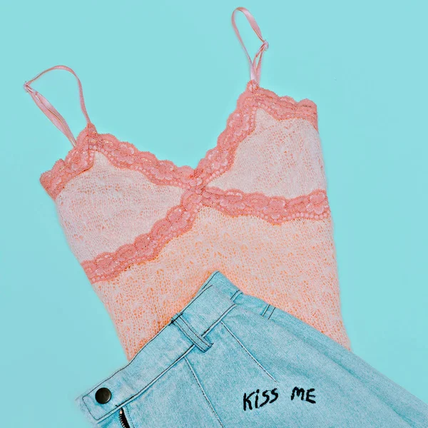 Traje de verano vintage Denim Shorts Pink Top Happy Summer Fashion — Foto de Stock