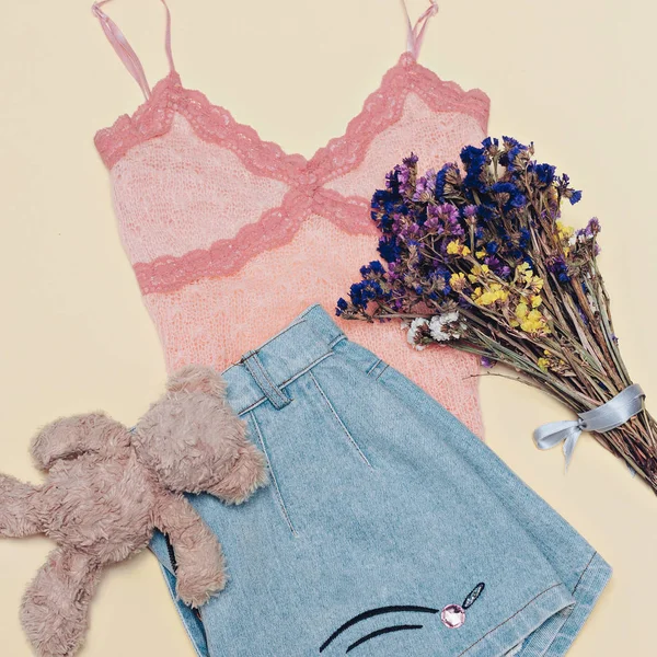 Schattige outfit Denim Shorts roze Top Happy Summer Fashion Girl — Stockfoto