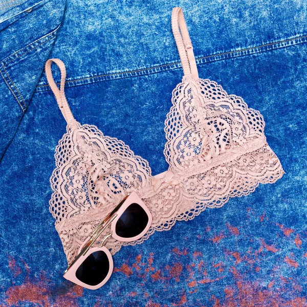 Biancheria intima elegante su sfondo denim. Reggiseno. Bellissimo pizzo. Fash — Foto Stock